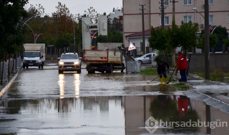 Antalya'da şiddetli yağış (Caddeler ve seralar sular altında kaldı)
