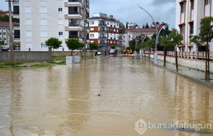 Antalya'da şiddetli yağış (Caddeler ve seralar sular altında kaldı)
