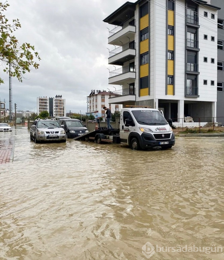 Antalya'da şiddetli yağış (Caddeler ve seralar sular altında kaldı)
