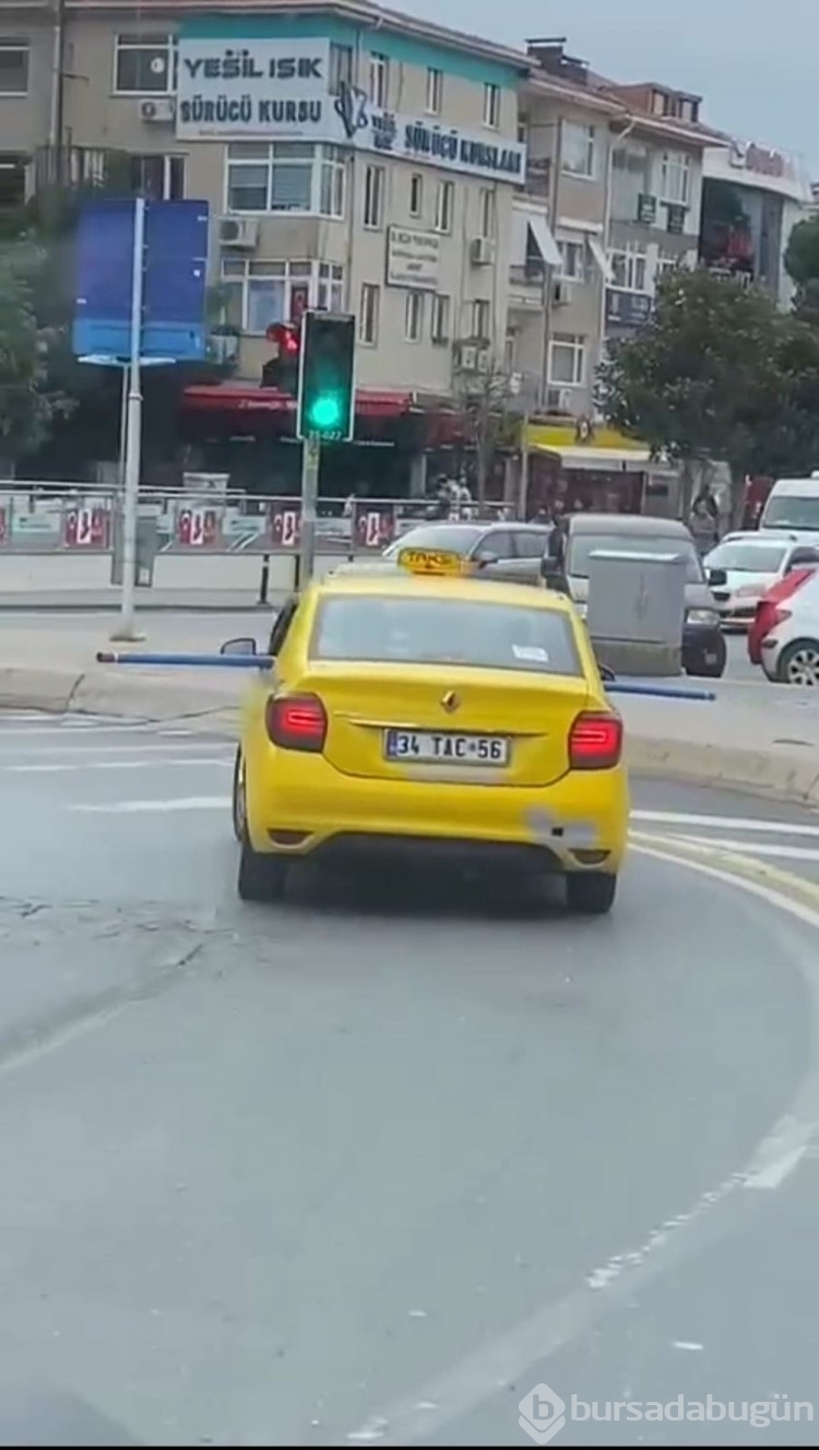 Üsküdar'da tehlikeli yolculuk: Metrelerce uzunlukta boru taşıdı

