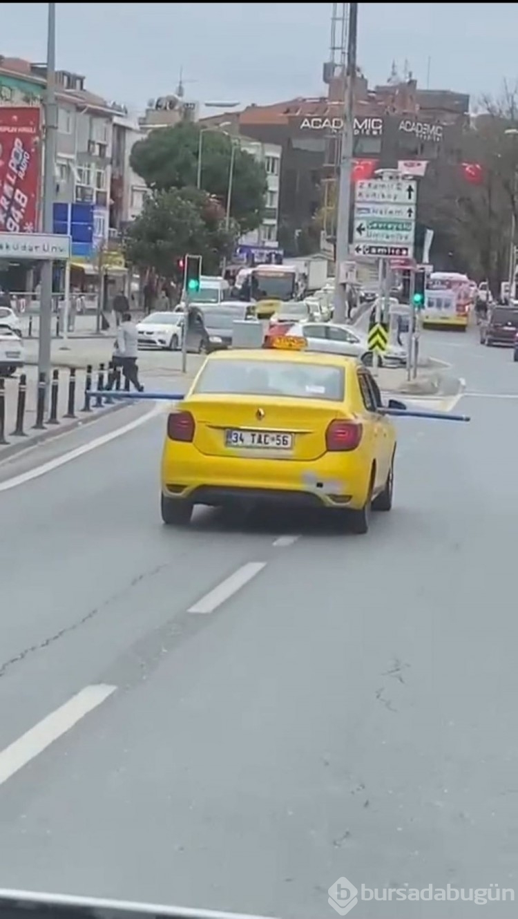 Üsküdar'da tehlikeli yolculuk: Metrelerce uzunlukta boru taşıdı
