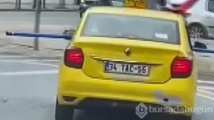 Üsküdar'da tehlikeli yolculuk: Metrelerce uzunlukta boru taşıdı
