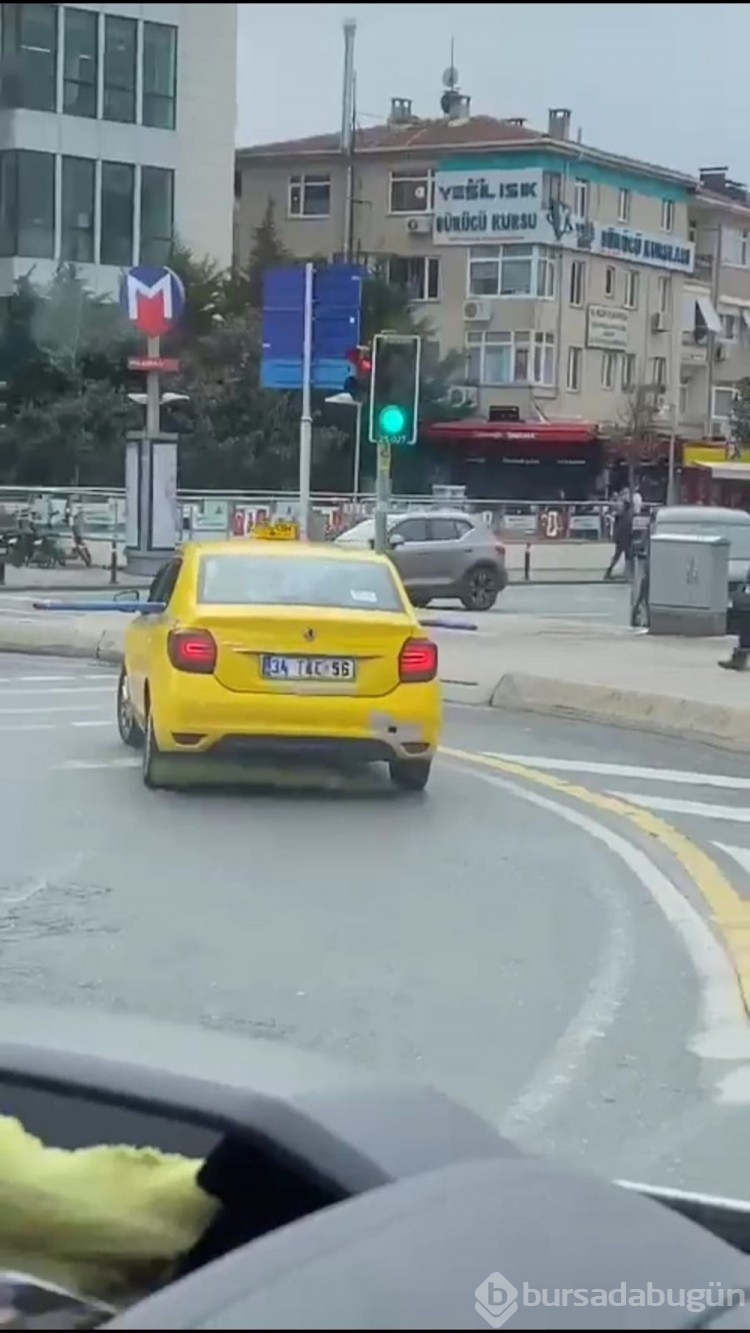 Üsküdar'da tehlikeli yolculuk: Metrelerce uzunlukta boru taşıdı
