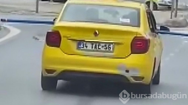Üsküdar'da tehlikeli yolculuk: Metrelerce uzunlukta boru taşıdı
