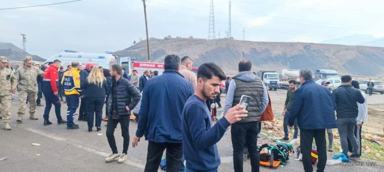 Şırnak'ta minibüsler çarpıştı: 1'i ağır 16 yaralı
