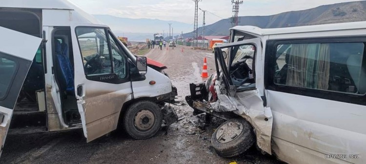 Şırnak'ta minibüsler çarpıştı: 1'i ağır 16 yaralı
