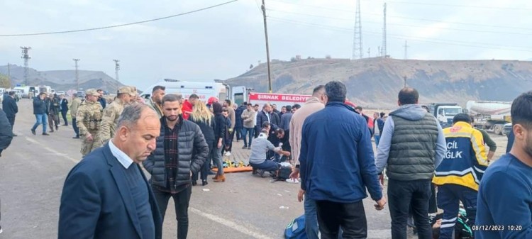 Şırnak'ta minibüsler çarpıştı: 1'i ağır 16 yaralı
