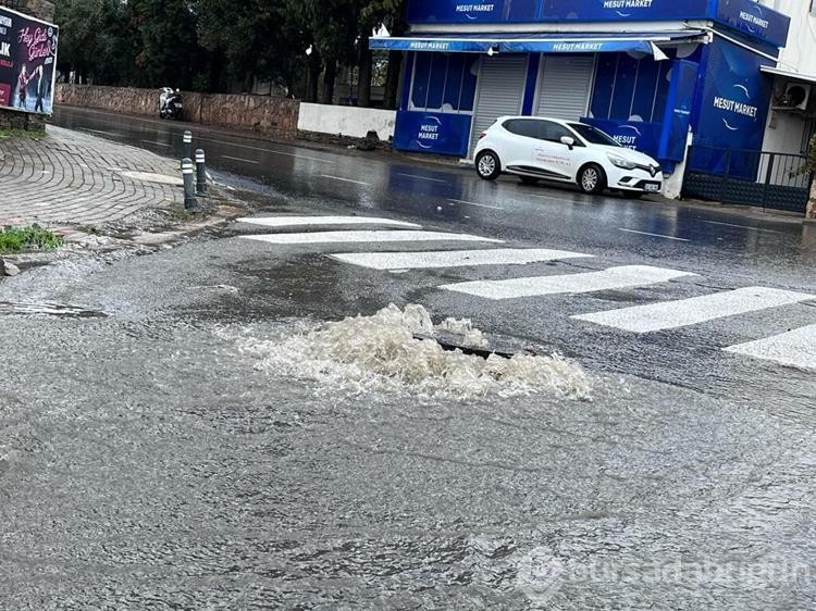Bodrum'da sağanak; dere taştı, mahsur kalan 4 kişi kurtarıldı
