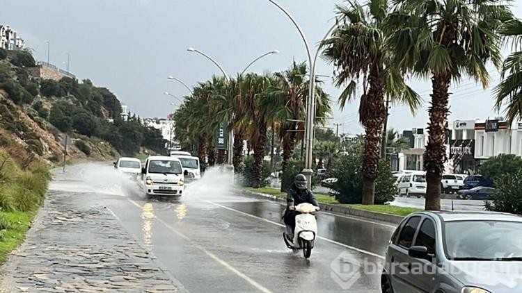 Bodrum'da sağanak; dere taştı, mahsur kalan 4 kişi kurtarıldı
