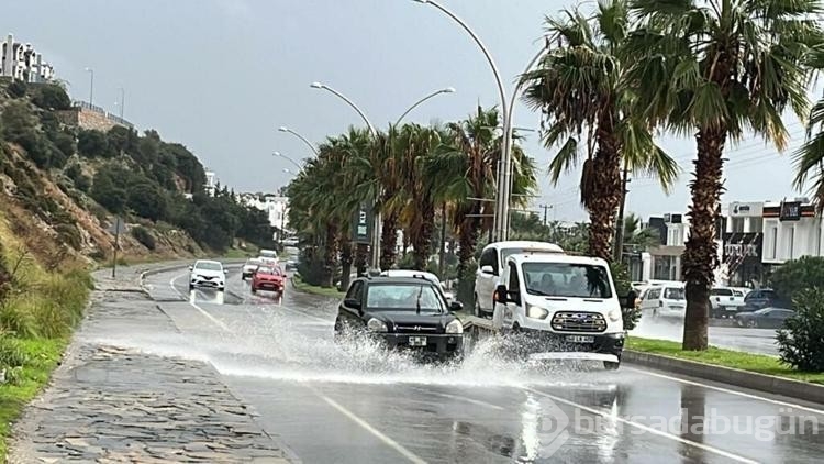 Bodrum'da sağanak; dere taştı, mahsur kalan 4 kişi kurtarıldı
