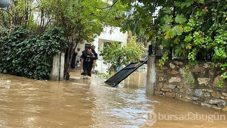 Bodrum'da sağanak; dere taştı, mahsur kalan 4 kişi kurtarıldı
