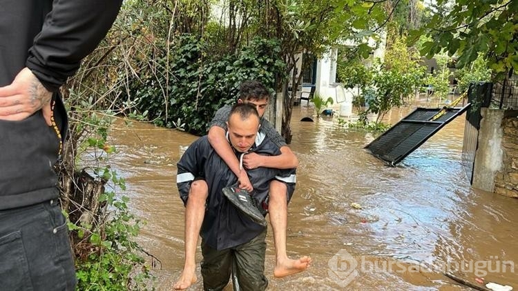 Bodrum'da sağanak; dere taştı, mahsur kalan 4 kişi kurtarıldı
