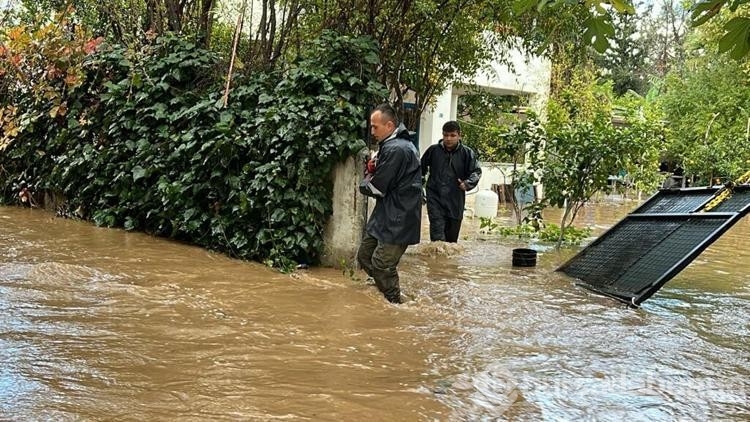 Bodrum'da sağanak; dere taştı, mahsur kalan 4 kişi kurtarıldı
