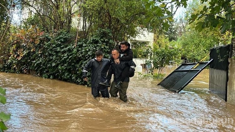 Bodrum'da sağanak; dere taştı, mahsur kalan 4 kişi kurtarıldı
