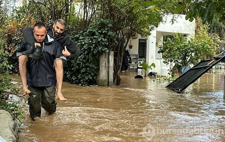Bodrum'da sağanak; dere taştı, mahsur kalan 4 kişi kurtarıldı
