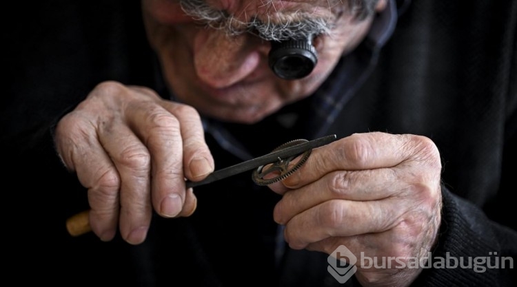 "Zamanın efendisi" saat tamirciliği zanaatını yeni nesillere aktarmak istiyor