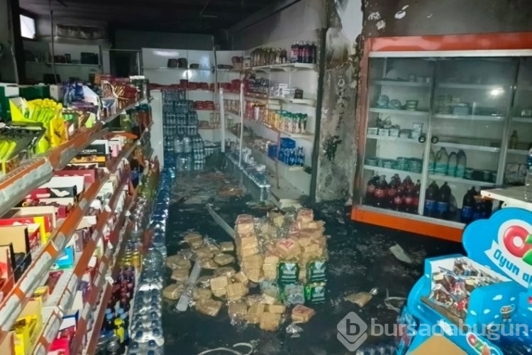 Bursa'da markette yangın çıktı! Apartmanı sarmadan söndürüldü