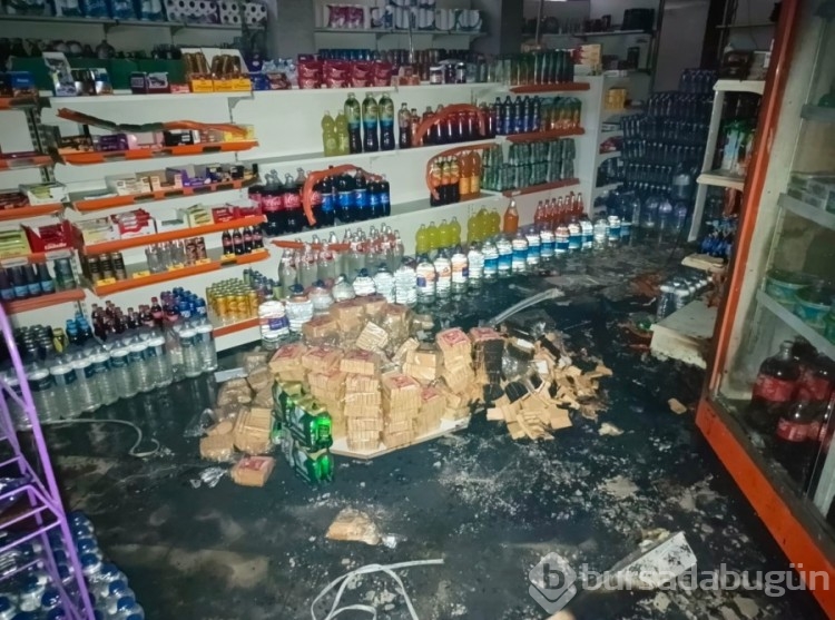 Bursa'da markette yangın çıktı! Apartmanı sarmadan söndürüldü