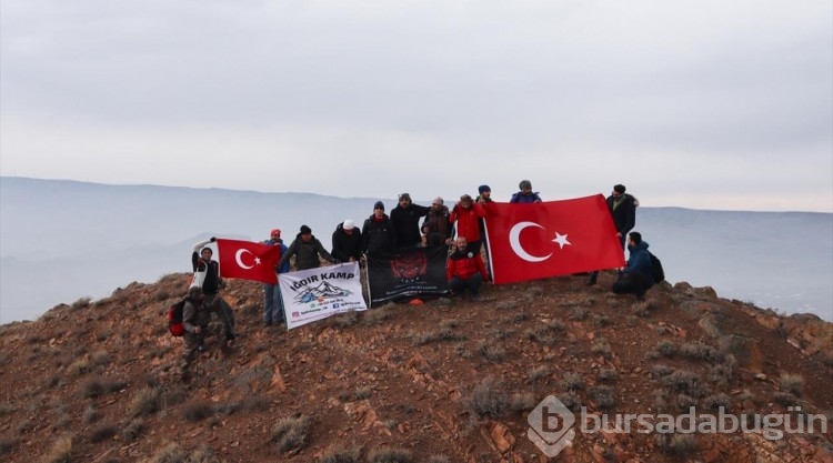 Iğdırlı dağcılar "11 Aralık Uluslararası Dünya Dağlar Günü"nü zirvede kutladı