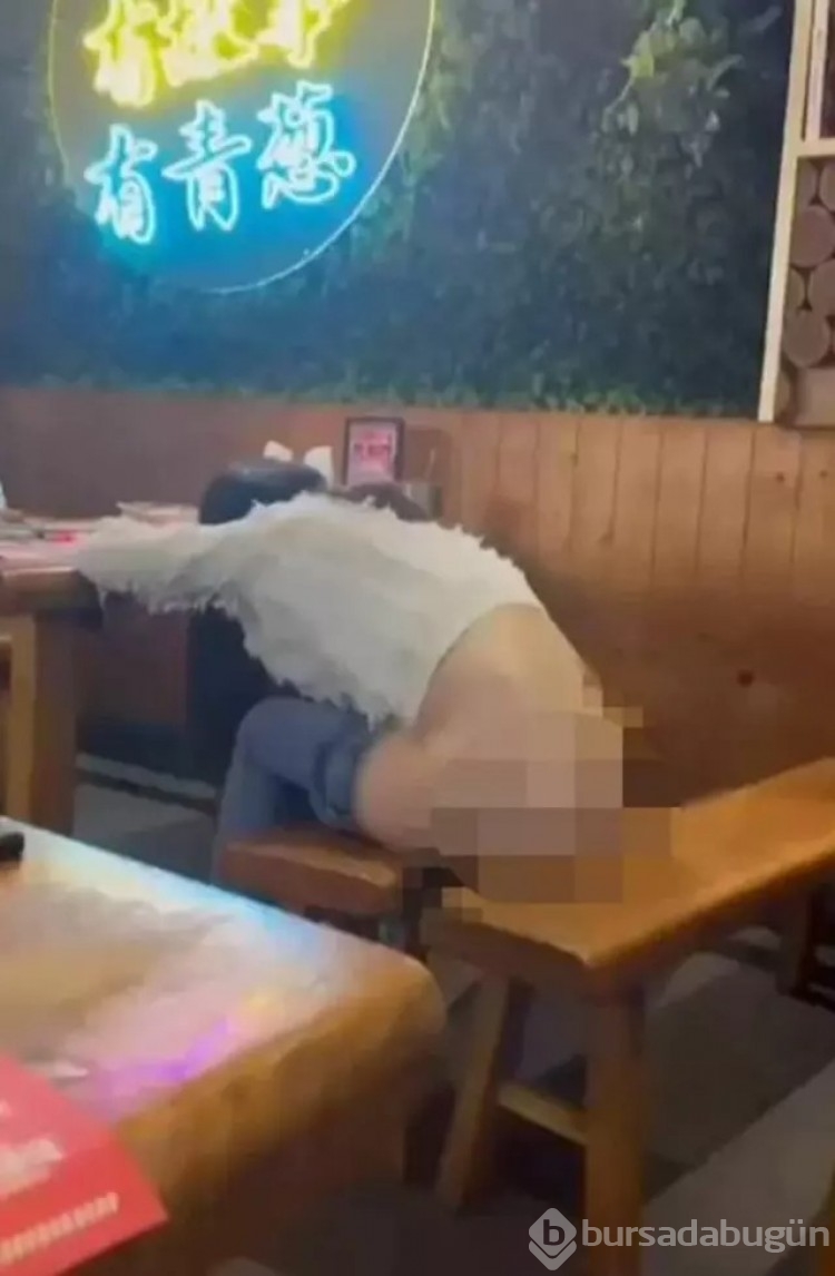 İçkiyi fazla kaçıran kadın restoranın ortasında soyundu!