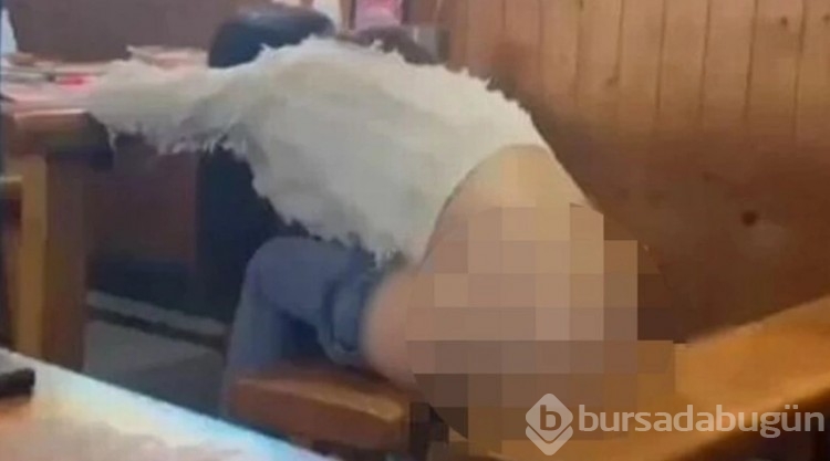 İçkiyi fazla kaçıran kadın restoranın ortasında soyundu!