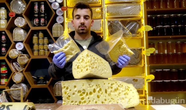 Sarıkamış'ta sezonun ilk gravyer peynirleri satışa sunuldu
