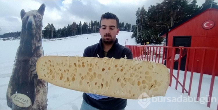 Sarıkamış'ta sezonun ilk gravyer peynirleri satışa sunuldu
