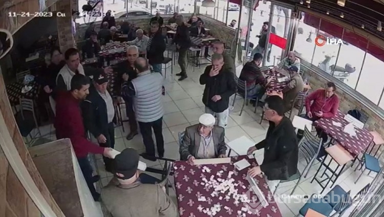 Okey masasında taş kavgası