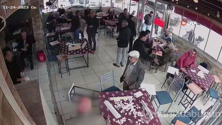 Okey masasında taş kavgası