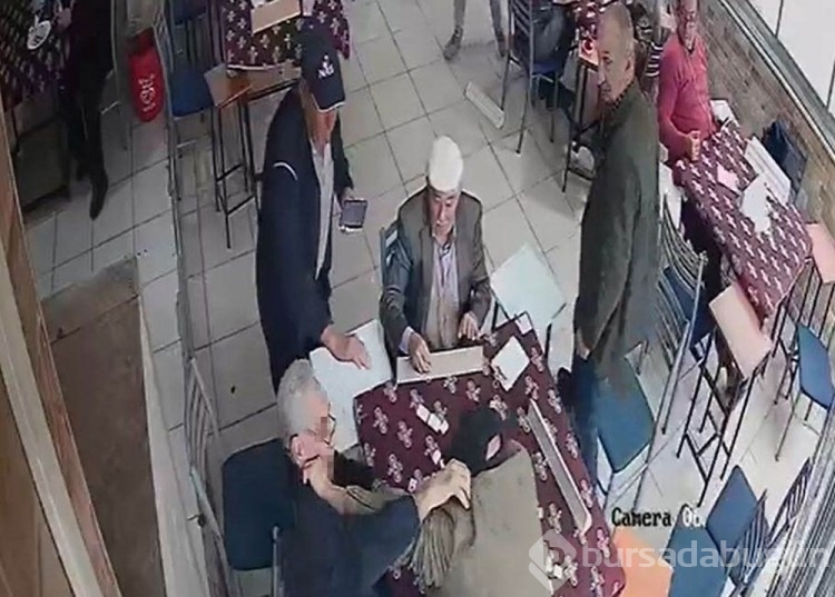Okey masasında taş kavgası