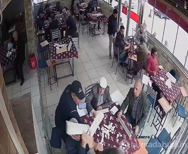 Okey masasında taş kavgası