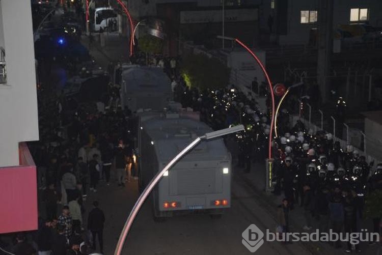 Kur'an-ı Kerim'i yırtarak küfretti