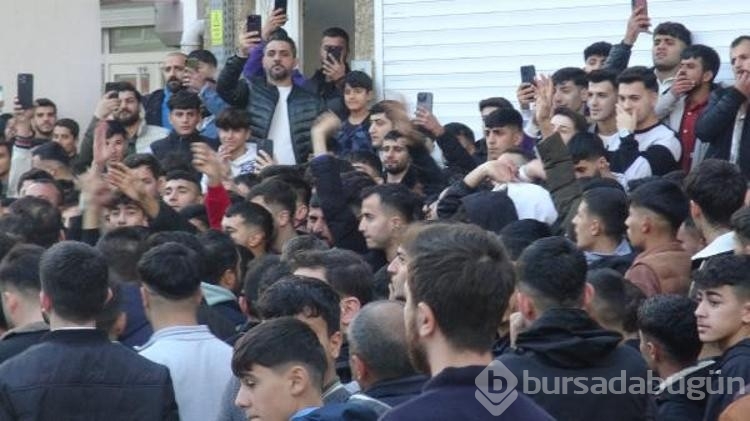 Kur'an-ı Kerim'i yırtarak küfretti