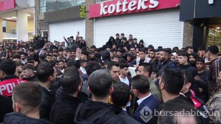 Kur'an-ı Kerim'i yırtarak küfretti