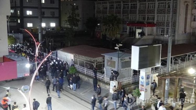 Kur'an-ı Kerim'i yırtarak küfretti