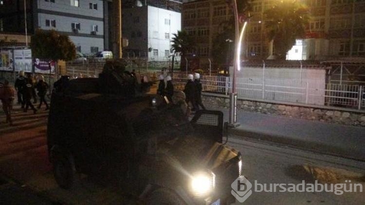 Kur'an-ı Kerim'i yırtarak küfretti