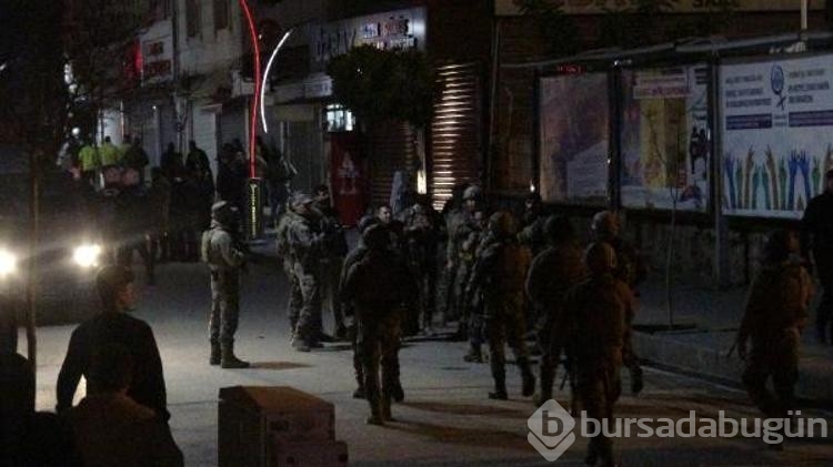 Kur'an-ı Kerim'i yırtarak küfretti