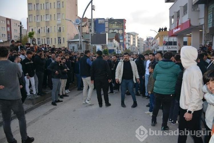 Kur'an-ı Kerim'i yırtarak küfretti