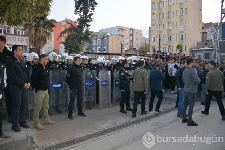 Kur'an-ı Kerim'i yırtarak küfretti