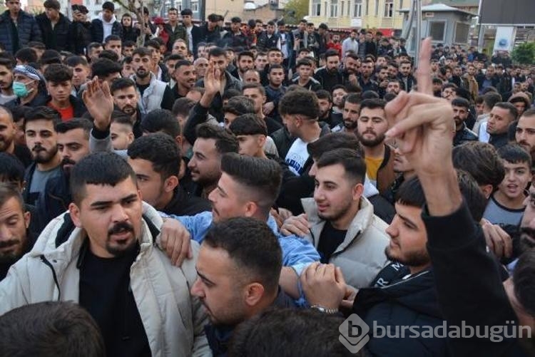 Kur'an-ı Kerim'i yırtarak küfretti