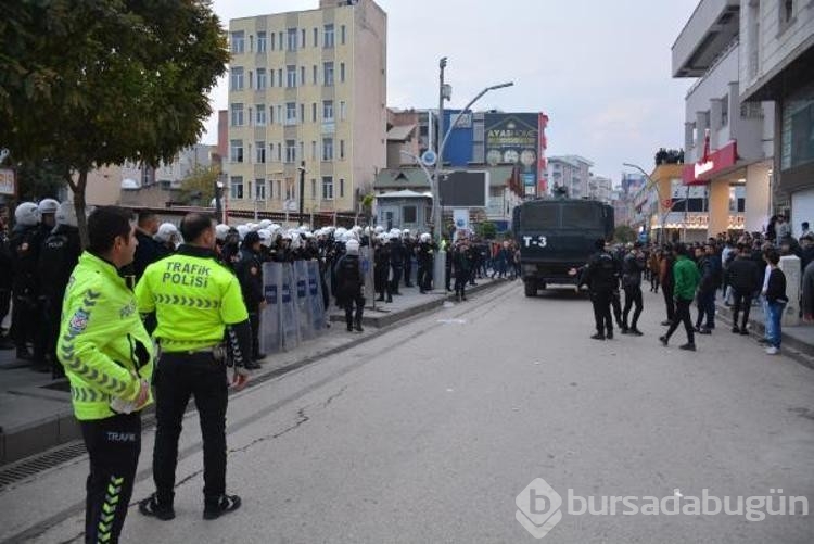 Kur'an-ı Kerim'i yırtarak küfretti