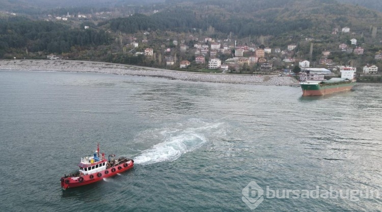 İnebolu'da karaya oturan gemiyi kurtarma çalışmaları sürüyor
