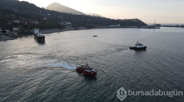 İnebolu'da karaya oturan gemiyi kurtarma çalışmaları sürüyor
