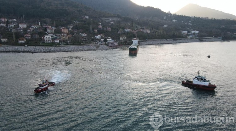 İnebolu'da karaya oturan gemiyi kurtarma çalışmaları sürüyor

