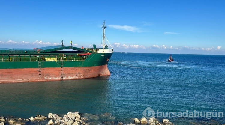 İnebolu'da karaya oturan gemiyi kurtarma çalışmaları sürüyor
