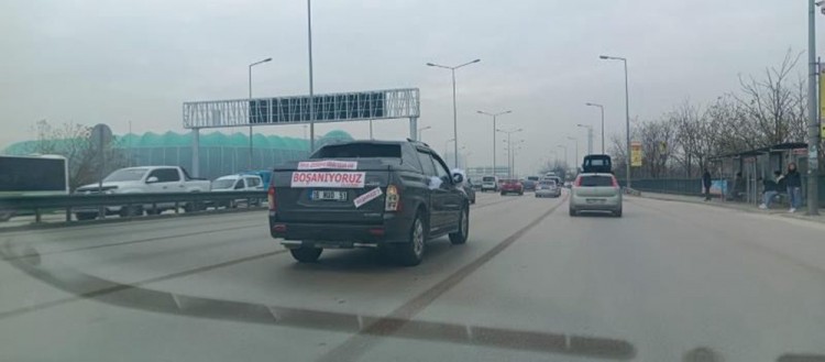 Boşanma davasına "Osman cehenneme kadar yolun var" yazılı aracıyla gitti
