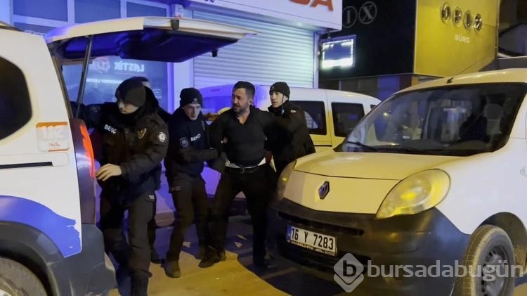 Alkolmetreye üflemeyi reddeden sürücünün polise saldırı anı kamerada

