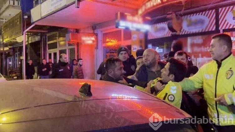Alkolmetreye üflemeyi reddeden sürücünün polise saldırı anı kamerada
