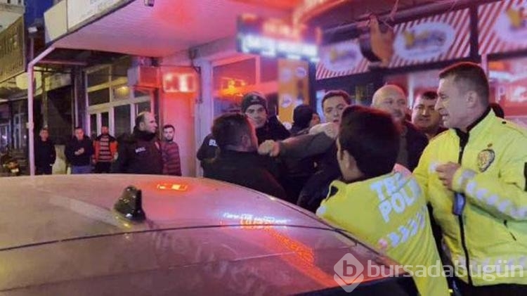 Alkolmetreye üflemeyi reddeden sürücünün polise saldırı anı kamerada
