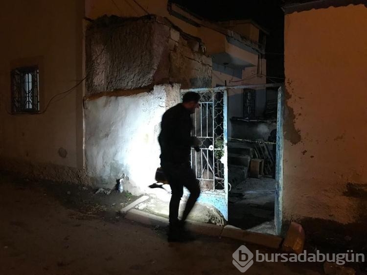 Aynı evde yaşadığı kadını tüfekle yaraladı
